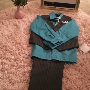 BRAND NEW Boys 4t suit